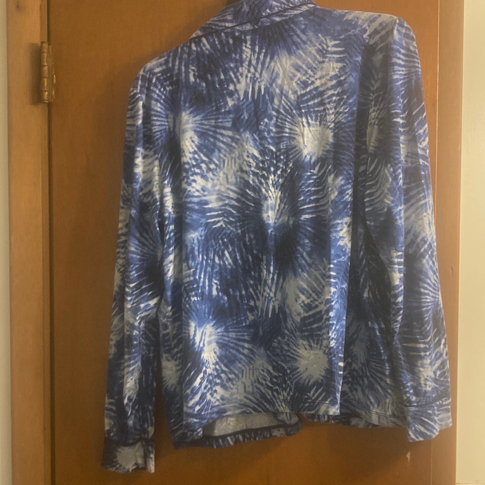 Lands' End Blue and White Patterned pajama set - Picture 5 of 9